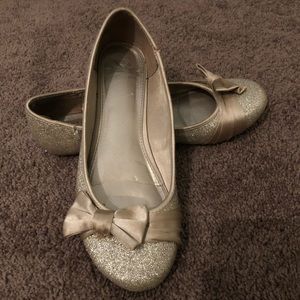 Gold/tan glitter flats.